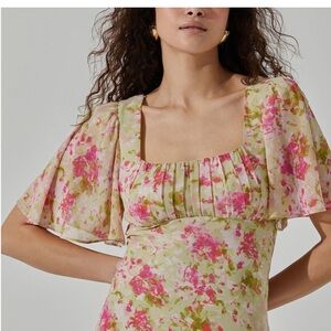 ASTR the label// Floral Tie Back Flutter Sleeve Dress